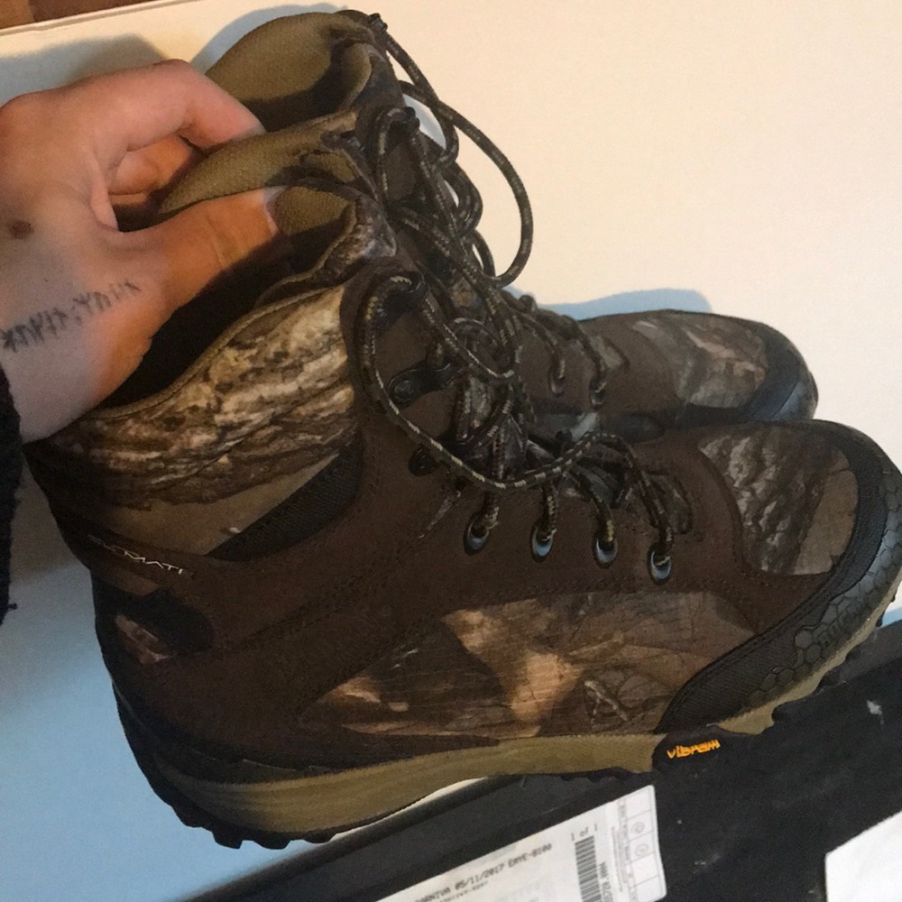 Men’s 8, woman’s 10 waterproof camo  hiking boot